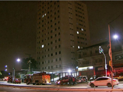Polícia investiga queda de mãe e criança de 4 anos do quinto andar de prédio 