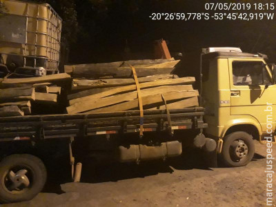 Polícia Militar Ambiental de Campo Grande autua infrator com carga de madeira ilegal apreendida pela Polícia Civil