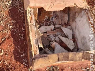 Túmulo desmorona e restos mortais ficam à mostra em cemitério