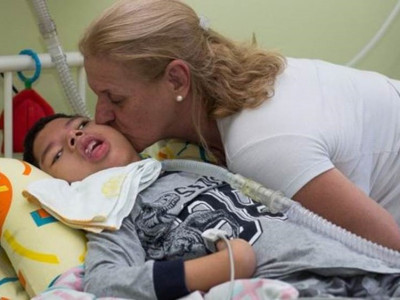A tocante história da enfermeira que adotou garoto com paralisia cerebral abandonado pelos pais