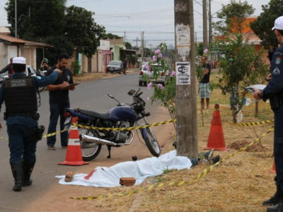 Borracheiro morre ao bater moto contra poste 