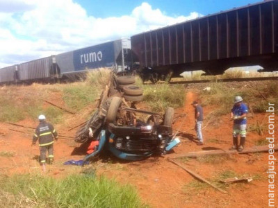 Caminhão é atingido por trem, fica destruído, mas motorista sobrevive