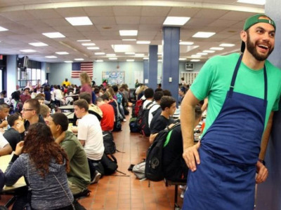 Conheça o chef que deixou um restaurante premiado para preparar a merenda de escolas públicas