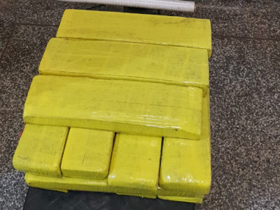 Homem é preso e duas adolescentes apreendidas transportando droga em ônibus Homem é preso e duas adolescentes apreendidas transportando droga em ônibus