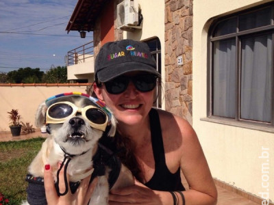 Mulher combate doença degenerativa ao lado de cachorro que ficou famoso no Instagram: 