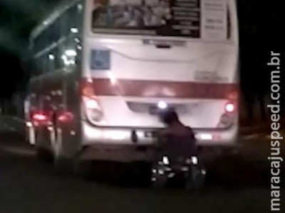 Cadeirante sofre queda após pegar “carona” em rabeira de ônibus