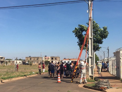 Concessionária de energia corta ligações irregulares em área da Homex invadida por 1.200 famílias