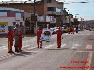 Em homenagem ao Dia dos Bombeiros, militares entregam cartilha no Centro de Maracaju