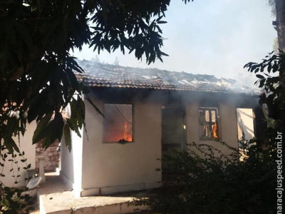 Idoso de 81 anos incendeia casa após usar tocha de fogo para espantar insetos em MS
