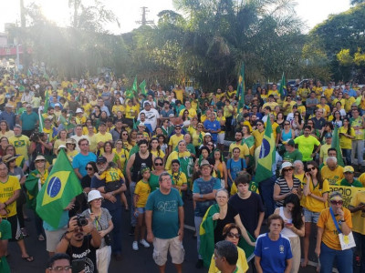 Manifestantes fazem ato em defesa ao governo Bolsonaro, Lava Jato e reforma da Previdência em MS