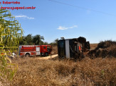 Maracaju: Carreta bitrem tomba na MS-162 e condutor fica preso dentro de cabine Maracaju: Carreta bitrem tomba na MS-162 e condutor fica preso dentro de cabine