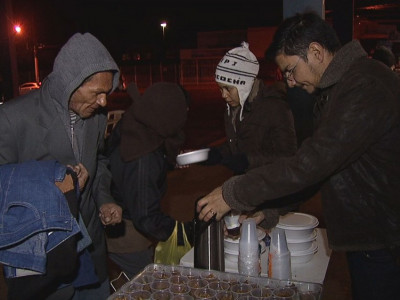 Voluntários oferecem banho quente, refeições e cobertores para moradores de rua na região da antiga rodoviária