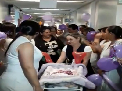 Funcionários de hospital fazem festa surpresa para bebê que ficou mais de três meses internada