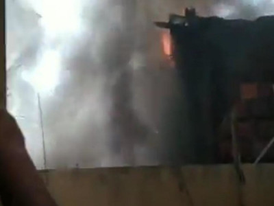 Incêndio destrói casa que tinha depósito de materiais recicláveis em MS Incêndio destrói casa que tinha depósito de materiais recicláveis em MS