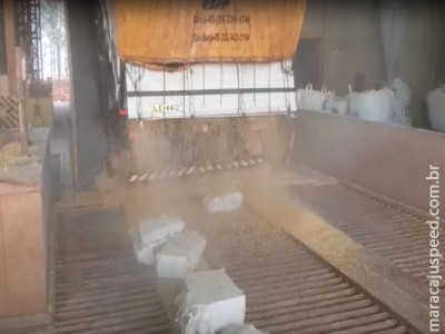 PRF apreende 677 kg de maconha escondidos em meio a carga de milho carregada em Maracaju