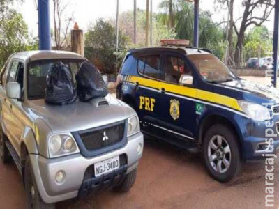 Dupla é presa transportando 40kg de maconha na carroceria de caminhonete Dupla é presa transportando 40kg de maconha na carroceria de caminhonete