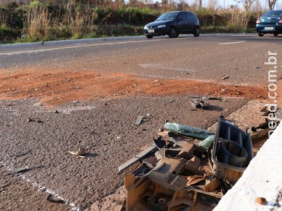 Motorista invade contramão, bate em outro carro e morre no hospital