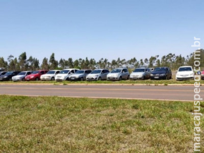 Polícia apreende 14 carros com contrabando, de agulha a maquiagem Polícia apreende 14 carros com contrabando, de agulha a maquiagem