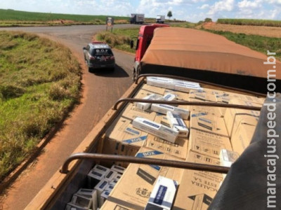 Carreta bitrem transportava quase 50 mil pacotes de cigarro paraguaio Carreta bitrem transportava quase 50 mil pacotes de cigarro paraguaio