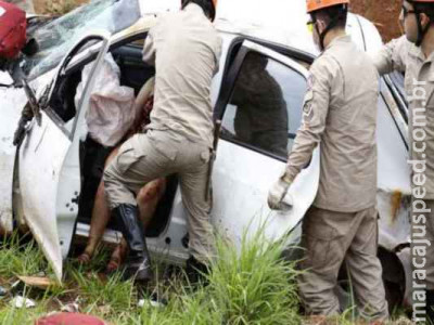 Grávida perde controle, sobe em barranco e capota carro na rodovia Grávida perde controle, sobe em barranco e capota carro na rodovia