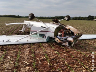 Avião pilotado por aluno de aviação cai em plantação de soja na fronteira de MS com o Paraguai