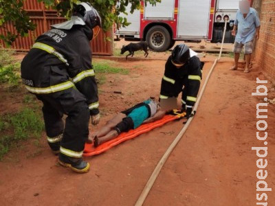 Bombeiros resgatam mulher que dormia enquanto casa pegava fogo em MS