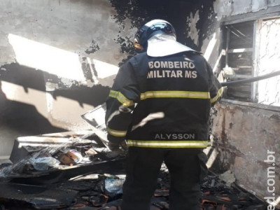 Vizinhos conseguem apagar incêndio em residência de MS, mas fogo destrói telhado e móveis 