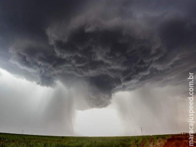 Caçador de Tempestade registra imagem surpreendente de mesociclone na região sul de MS