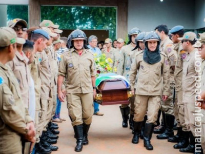 Morto em acidente com viatura, bombeiro recebe homenagem em quartéis Morto em acidente com viatura, bombeiro recebe homenagem em quartéis