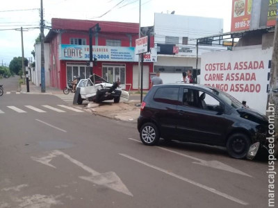 Uno fica destruído após colisão em cruzamento da Júlio de Castilho