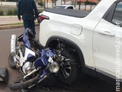 Motocicleta vai parar embaixo de picape e piloto sofre ferimentos graves Motocicleta vai parar embaixo de picape e piloto sofre ferimentos graves