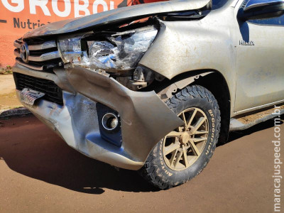 Motoristas escapam ilesos de acidente entre carro e caminhonete em Aquidauana