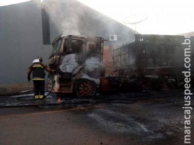 Polícia investiga incêndio que consumiu caminhão e deixou rua sem energia