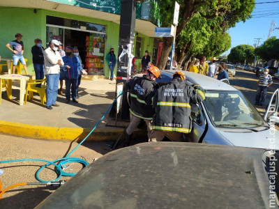 Bombeiros arrancam porta de carro para resgatar vítima de acidente em Aquidauana