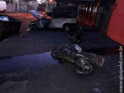 Carro e duas motos ficam destruídos em incêndio em Dourados