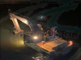 Bombeiros de Maracaju atuam no resgate do corpo de motorista que morreu afogado no Rio Vacaria, após veículo cair de cima de ponte Bombeiros de Maracaju atuam no resgate do corpo de motorista que morreu afogado no Rio Vacaria, após veículo cair de cima de ponte
