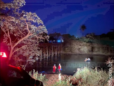 Bombeiros de Maracaju atuam no resgate do corpo de motorista que morreu afogado no Rio Vacaria, após veículo cair de cima de ponte