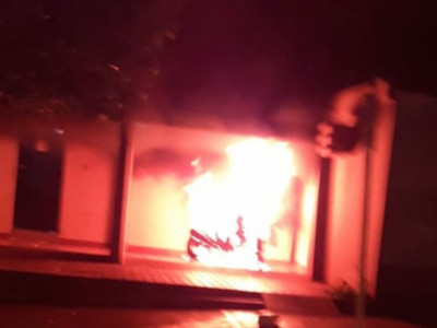 Maracaju: Dupla incendeia motocicleta na região central. Ação pode ter sido cometido por desafetos do proprietário do veículo