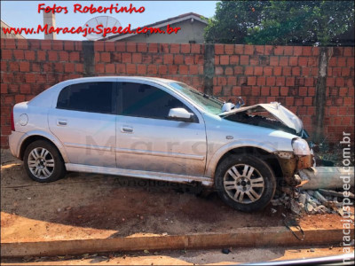 Maracaju: Homem permitiu que adolescente de apenas 16 anos de idade dirigisse veículo. Condutora perdeu o controle do veículo derrubou poste, e veículo ficou destruído