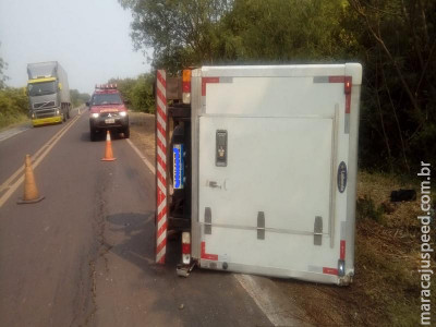 Caminhão frigorífico tomba na BR-262 e condutor sai ileso