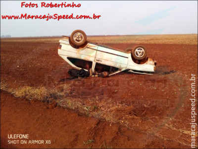 Maracaju: Condutor perde controle de veículo Gol em estrada vicinal, colidi com barranco e capota