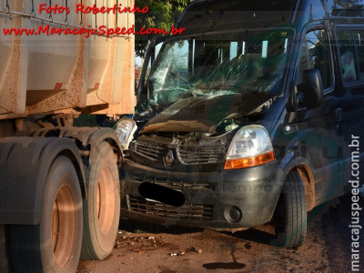 Maracaju: Bombeiros atendem ocorrência de colisão de veículo Van com carreta