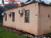 Maracaju: Bombeiros atendem ocorrência de fogo em sede de fazenda. Chamas consumiram quase toda a residência