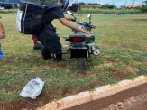 Maracaju: Jovens em motocicleta se empolgam com mulher que deu tchauzinho e colidem com meio fio na BR-267 Maracaju: Jovens em motocicleta se empolgam com mulher que deu tchauzinho e colidem com meio fio na BR-267