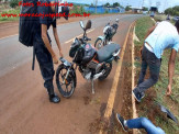 Maracaju: Jovens em motocicleta se empolgam com mulher que deu tchauzinho e colidem com meio fio na BR-267 Maracaju: Jovens em motocicleta se empolgam com mulher que deu tchauzinho e colidem com meio fio na BR-267