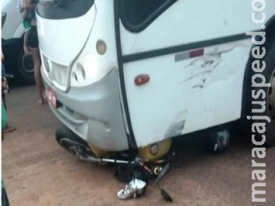 Acidente entre ônibus e moto em cruzamento mata mulher de 40 anos