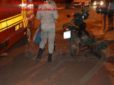 Maracaju: Mulher enfurecida por estar tendo uma "DR" com seu marido, joga motocicleta contra caçamba de entulho na Vila Margarida Maracaju: Mulher enfurecida por estar tendo uma "DR" com seu marido, joga motocicleta contra caçamba de entulho na Vila Margarida