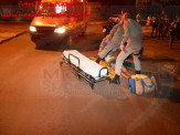 Maracaju: Mulher enfurecida por estar tendo uma "DR" com seu marido, joga motocicleta contra caçamba de entulho na Vila Margarida Maracaju: Mulher enfurecida por estar tendo uma "DR" com seu marido, joga motocicleta contra caçamba de entulho na Vila Margarida