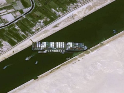 Equipes de resgate apostam em maré alta para desencalhar navio do Canal de Suez
