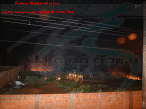 Maracaju: Bombeiros estinguem incêndio criminoso em área privada no conjunto Egídio Ribeiro